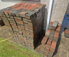 638 paving bricks (20x10x6cm) plus 70 edging blocks. 13m2 in total.