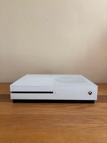 Xbox One S with wireless Turtle Beach Gaming Headset