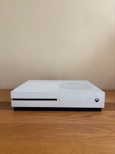 Xbox One S with wireless Turtle Beach Gaming Headset