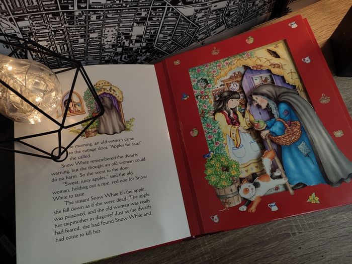 Snow White ! A Magic 3-Dimensional Fairy-Tale ! Hardcover ! 2006 ! by Fernleigh Books !