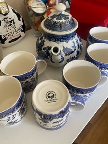 Churchill teapot and 6 mugs