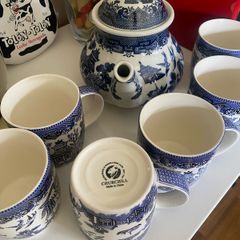 Churchill teapot and 6 mugs