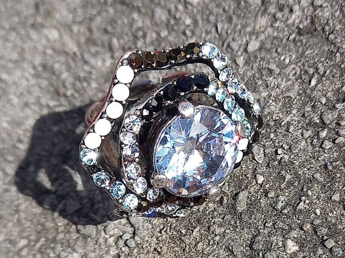 Vintage jewelry is sold individually for 5 to 10 euros