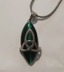 SolvarTrinity knot necklace