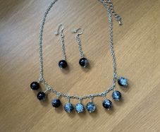Crackle black and crystal clear beaded necklace and earnings set
