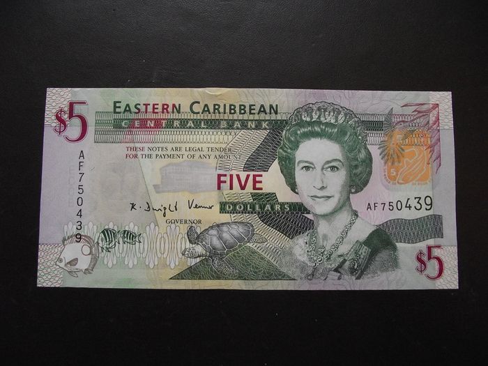 Eastern Caribbean.  Aunc 5 Dollars (2008)