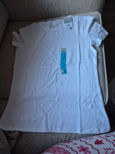 5 white tshirts