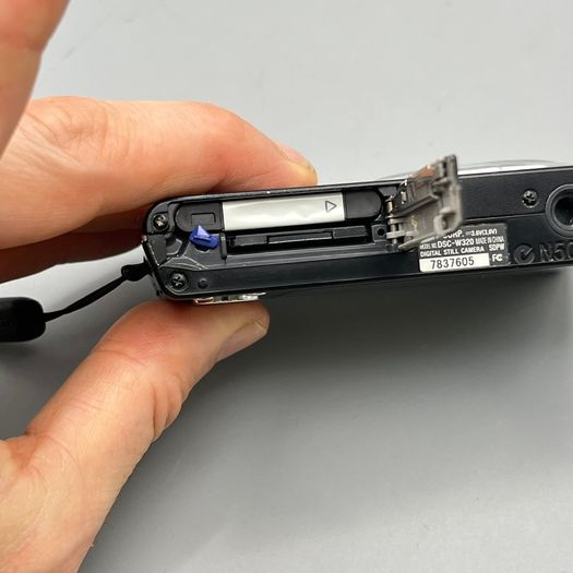 Sony Cyber-shot DSC-W320 14.1MP Digital Camera Black - Full Kit