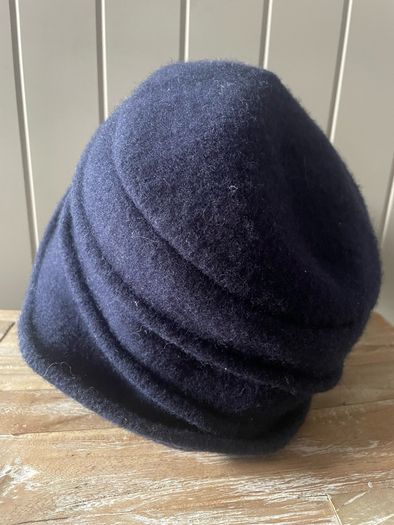 cloche bucket hat with a flower decoration 100% virgin wool Seeberger new