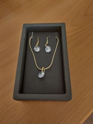 Necklace and earrings set custom.
