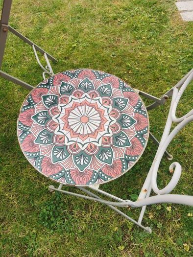 outdoor table and chairs