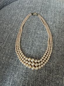 Pearl necklace and bracelet