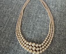 Pearl necklace and bracelet