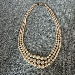 Pearl necklace and bracelet