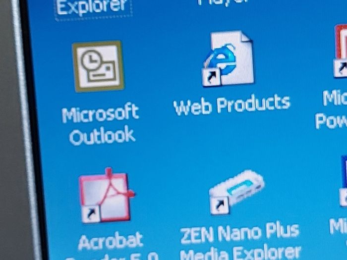 Rare Vintage Fujitsu Siemens Lifebook, E Series, FPC07048B Part number CP127259, Running Windows 2000 Professional, uses 3.5 floppy disk, 20GB HDD, amd all the connecting Ports from 30 years ago Era