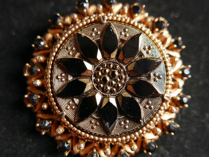 Antique Beautiful Florenza Goldtone Gilt Jet Art Brooch Pin