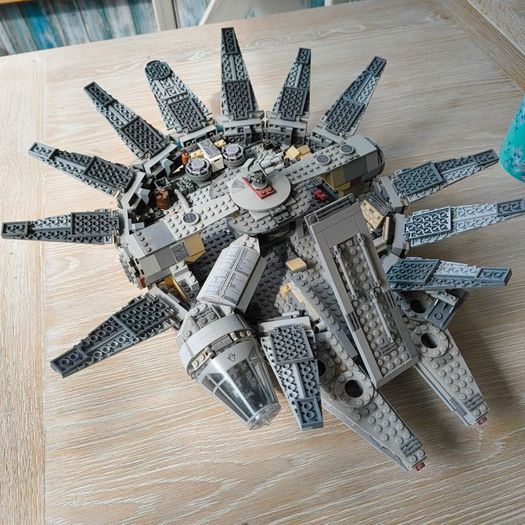 Star Wars Millennium Falcon 75105
