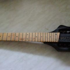 Henu Adhi Travel Guitar