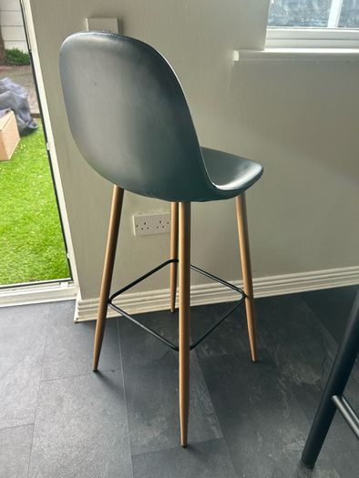 High Bar Table - 4x Leather Stools