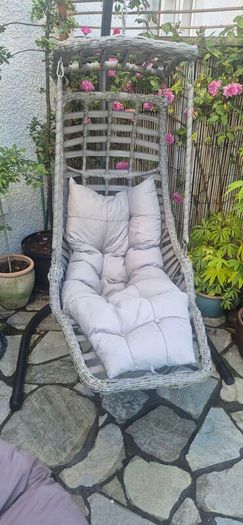 Hanging egg chair