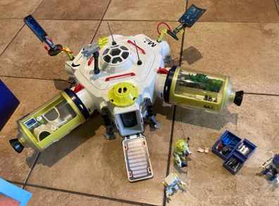 Playmobil space station
