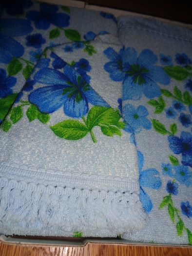 Vintage Spanish Towel Set for Sale