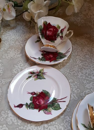 Vintage  Paragon "Six World Famous Rose" tea trios