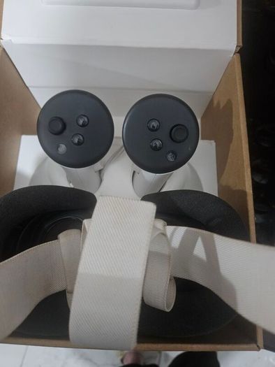 Meta Quest 3 VR Headset (With Controllers and charger) - 512GB
