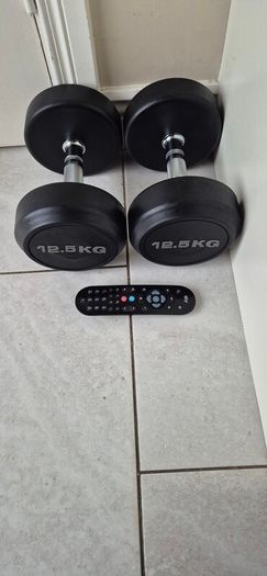 4xbrand sets of dumbbells( 2x12.5kg, 2x10kg, 2x7.5kg, 2x5kg
