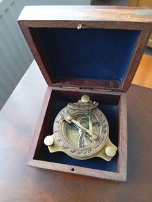 Sundial compass