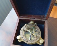 Sundial compass