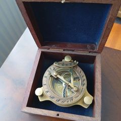 Sundial compass