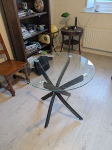Table (80cm diameter) and 4 chairs