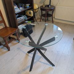 Table (80cm diameter) and 4 chairs