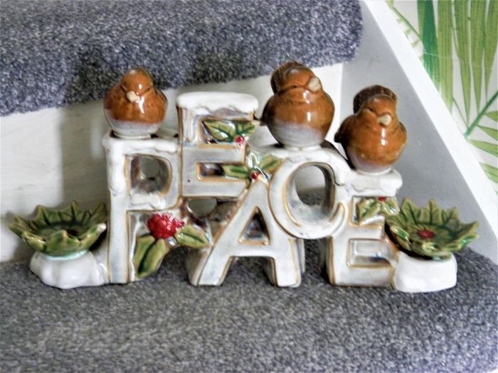 NEW Ceramic Robin Ponsettia Peace Candle Holder 12 euro