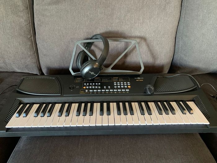 Gear4music MK-1000 electronic keyboard