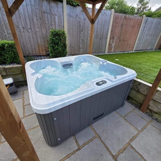 Free Delivery on this brand new 4 person hot tub