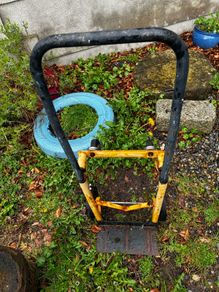 Hand fork lift