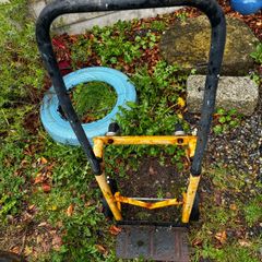 Hand fork lift