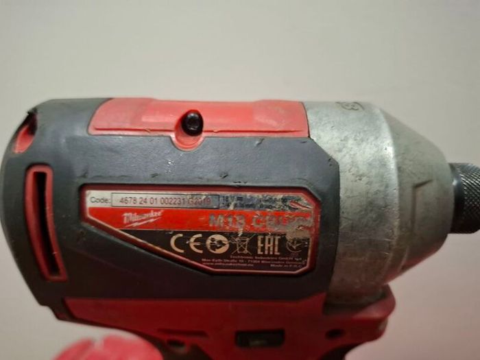 2 Milwaukee impact drivers with batteries