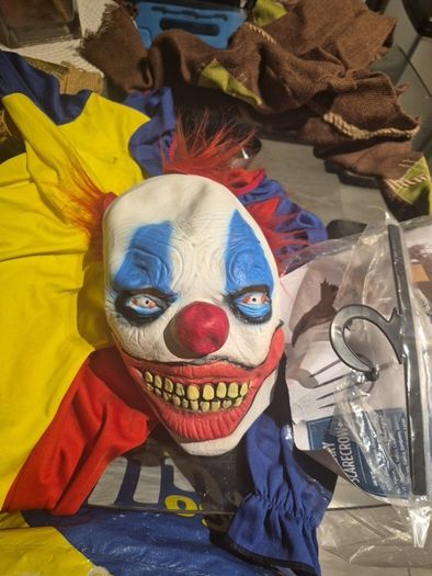 Scaey clown costume