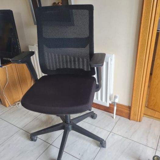 Black netback office task chair