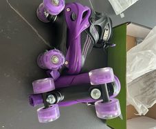 Never been used before still in the box Big kids size medium roller skates