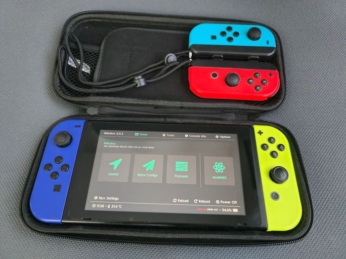 Nintendo Switch V1 (Modded - Picofly) + 256GB + Case