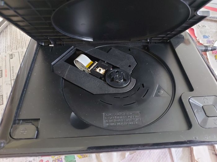 5 Portable DVD Players, all working, but no charges for them, all in very good condition