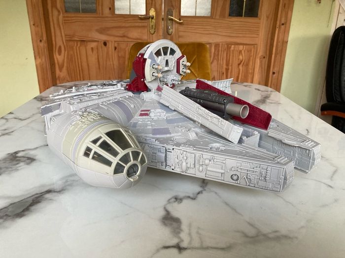 Star Wars Episode VII, VIII, IX Deluxe Battle Action Millennium Falcon