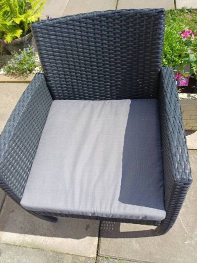Garden Rattan set. 2 Seater Sofa, 2 Armchairs, 2 Planters, Coffee Table.table