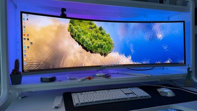 49 OLED RTX 5070ti i9 work/gaming setup