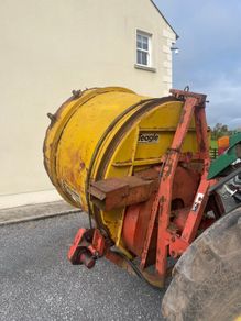 Teagle tomahawk round bale shredder