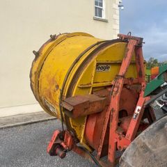 Teagle tomahawk round bale shredder